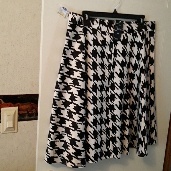 Robert Louis Dresses & Skirts - NWT Host Pick  Robert Louis  black and white skirt